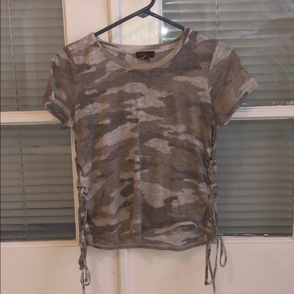 Side tie camouflage Vince Camuto Top